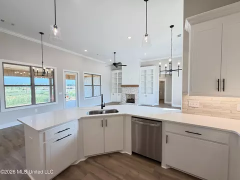 Kitchen - 139 Palace Xing, Flowood, MS 39232 photo 2 of 4