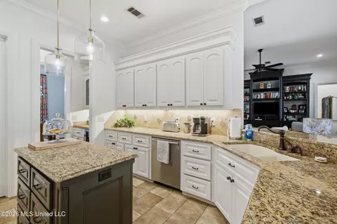 Kitchen - 403 Laural Ct, Madison, MS 39110 photo 4 of 6