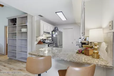 Kitchen - 185 Vine Dr, Brandon, MS 39047 photo 2 of 4