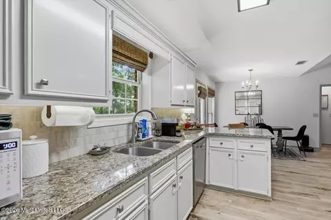 Kitchen - 185 Vine Dr, Brandon, MS 39047 photo 4 of 4