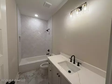 Bath - 124 Oakworth Dr, Hernando, MS 38632 photo 2 of 4