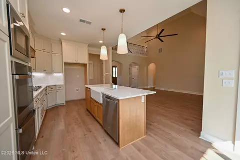 Kitchen - 124 Oakworth Dr, Hernando, MS 38632 photo 4 of 4