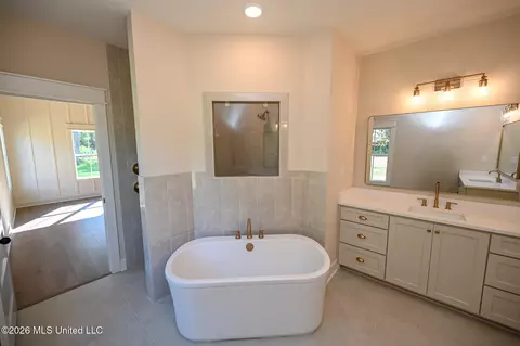 Bath - 124 Oakworth Dr, Hernando, MS 38632 photo 2 of 7