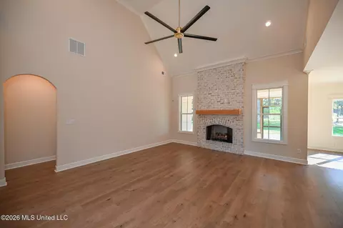 Living - 124 Oakworth Dr, Hernando, MS 38632 photo 1 of 5