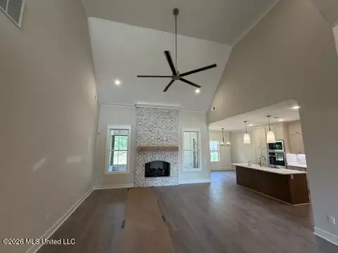 Living - 124 Oakworth Dr, Hernando, MS 38632 photo 1 of 2