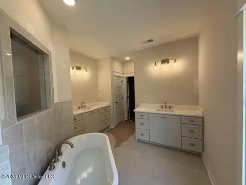 Bath - 124 Oakworth Dr, Hernando, MS 38632 photo 1 of 4