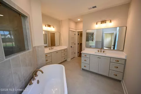Bath - 124 Oakworth Dr, Hernando, MS 38632 photo 1 of 7