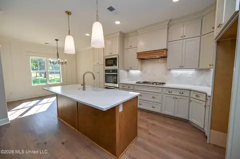 Kitchen - 124 Oakworth Dr, Hernando, MS 38632 photo 1 of 4