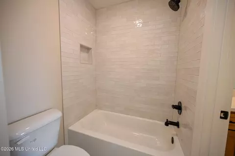 Bath - 124 Oakworth Dr, Hernando, MS 38632 photo 5 of 7