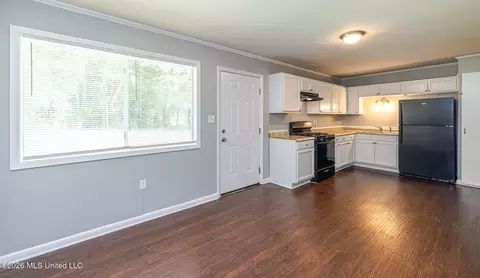 Living - 604 Queen Melissa Ln, Jackson, MS 39209 photo 2 of 3