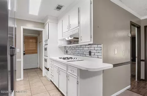 Entry Way - 147 Oak Park Dr, Forest, MS 39074 photo 2 of 3