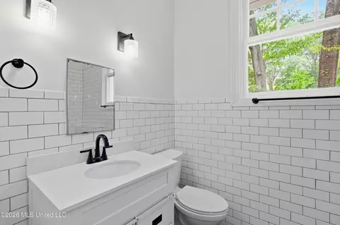 Bath - 969 SW Carlisle St, Jackson, MS 39202 photo 3 of 4