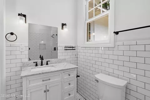Bath - 969 SW Carlisle St, Jackson, MS 39202 photo 1 of 4