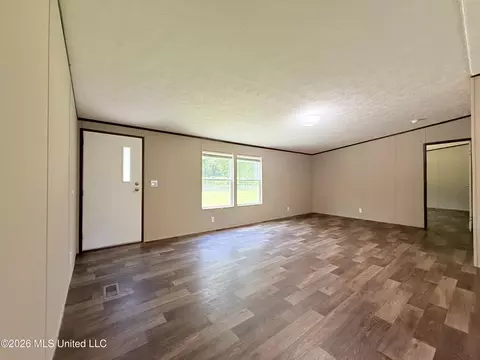 Living - 1206 Quinlivan Rd, Mccomb, MS 39648 photo 2 of 6