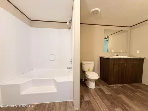 Bath - 1206 Quinlivan Rd, Mccomb, MS 39648 photo 2 of 3