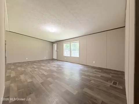 Living - 1206 Quinlivan Rd, Mccomb, MS 39648 photo 1 of 6