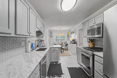 Kitchen - 74 Lyla Cv, Hernando, MS 38632 photo 2 of 3