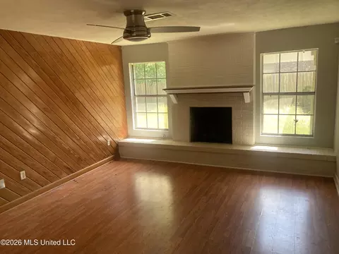 Living - 5856 Cypress Trl, Jackson, MS 39211 photo 2 of 3