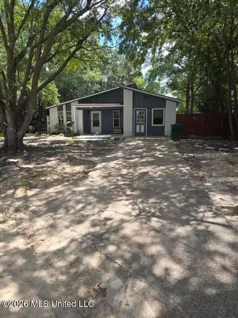 916 E Birch Dr, Gulfport, MS 39503