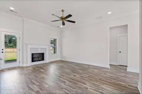 Living - 3634 Kreunen St, Nesbit, MS 38651 photo 2 of 2
