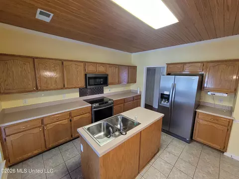 Kitchen - 13165 Coldwater Dr, Olive Branch, MS 38654 photo 2 of 3