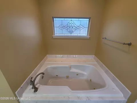 Bath - 13165 Coldwater Dr, Olive Branch, MS 38654 photo 2 of 7