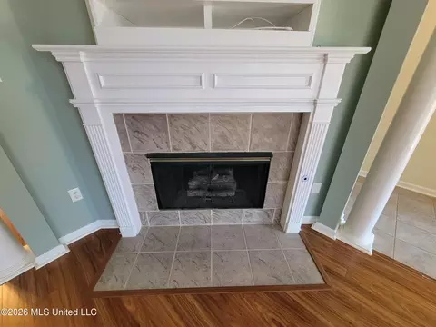 Living - 13165 Coldwater Dr, Olive Branch, MS 38654 photo 2 of 4