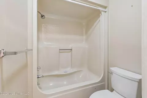 Bath - 682 Oahu St, Diamondhead, MS 39525 photo 2 of 4