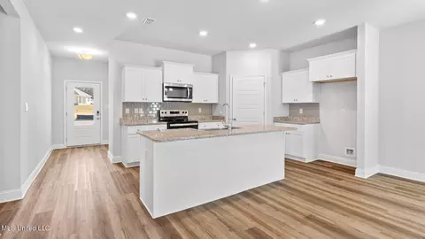 Entry Way - 18441 Spring Hill Dr, Saucier, MS 39574 photo 5 of 10
