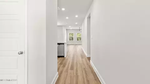 Entry Way - 18441 Spring Hill Dr, Saucier, MS 39574 photo 2 of 10