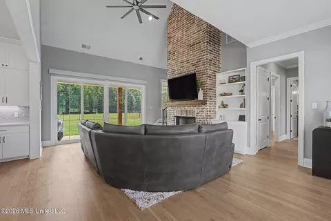 Living - 5042 Sophia Ln, Hernando, MS 38632 photo 2 of 3
