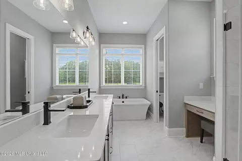 Bath - 5042 Sophia Ln, Hernando, MS 38632 photo 1 of 6