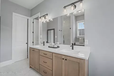 Bath - 5042 Sophia Ln, Hernando, MS 38632 photo 3 of 6