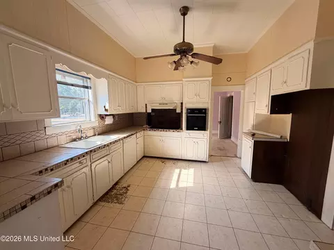 Kitchen - 29 South St, Grenada, MS 38901 photo 1 of 2