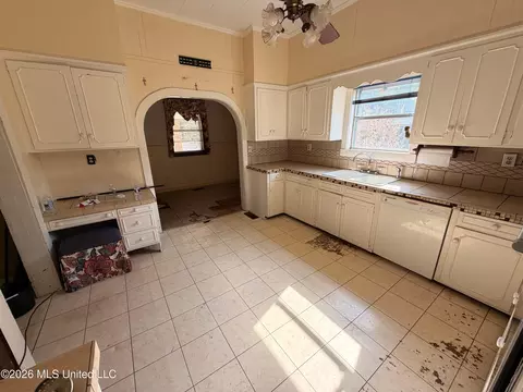 Kitchen - 29 South St, Grenada, MS 38901 photo 2 of 2