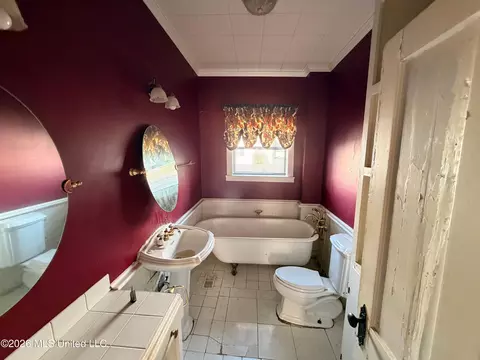 Bath - 29 South St, Grenada, MS 38901 photo 1 of 2