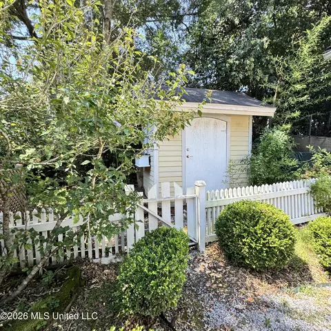 Exterior - 718 N Union St, Natchez, MS 39120 photo 6 of 6