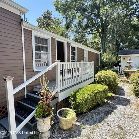 Exterior - 718 N Union St, Natchez, MS 39120 photo 5 of 6