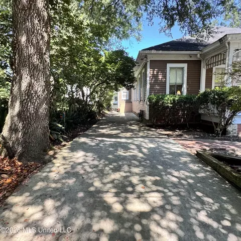 Exterior - 718 N Union St, Natchez, MS 39120 photo 4 of 6