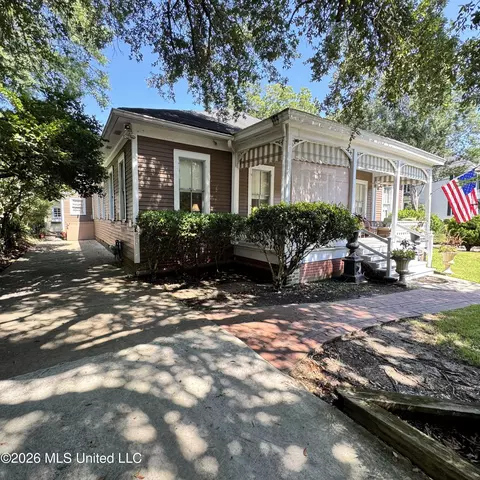 Exterior - 718 N Union St, Natchez, MS 39120 photo 3 of 6