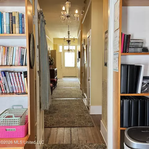 Entry Way - 718 N Union St, Natchez, MS 39120 photo 2 of 3
