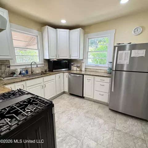 Kitchen - 718 N Union St, Natchez, MS 39120 photo 1 of 2