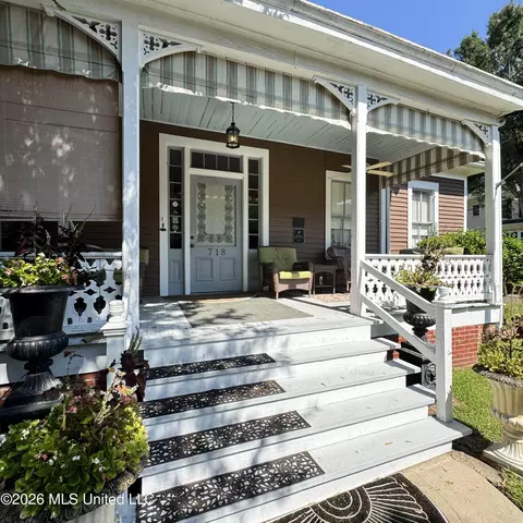 Exterior - 718 N Union St, Natchez, MS 39120 photo 2 of 6