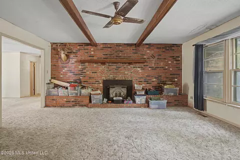 Living - 3206 Fogg Rd, Nesbit, MS 38651 photo 4 of 5