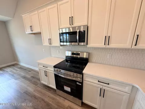 Kitchen - 3151 E School Loop Rd, Lake Cormorant, MS 38641 photo 2 of 3