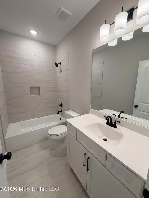 Bath - 3151 E School Loop Rd, Lake Cormorant, MS 38641 photo 2 of 3