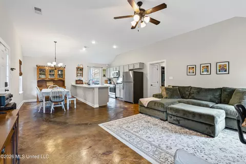 Entry Way - 121 Woolfolk Rd, Senatobia, MS 38668 photo 1 of 3