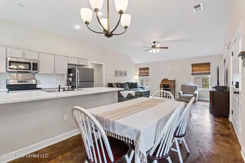 Dining - 121 Woolfolk Rd, Senatobia, MS 38668 photo 1 of 2