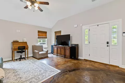 Entry Way - 121 Woolfolk Rd, Senatobia, MS 38668 photo 3 of 3