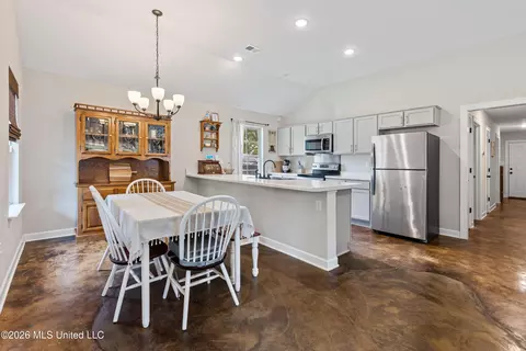 Dining - 121 Woolfolk Rd, Senatobia, MS 38668 photo 2 of 2